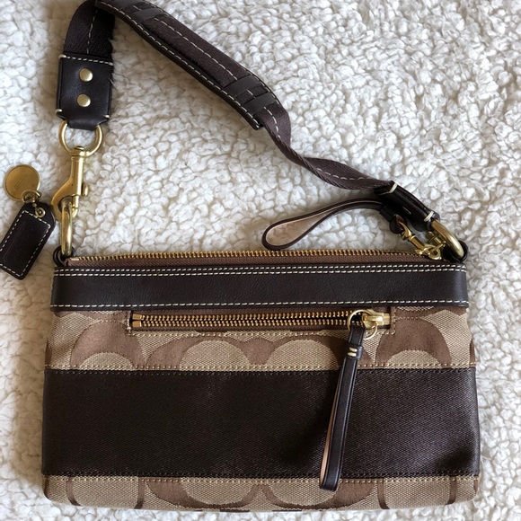 A small classic coach bag in signature print - Picture 1 of 2